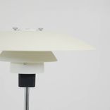 Begagnad bordslampa PH 4/3 från Louis Poulsen i vitt. Mått: Höjd: 54 cm, Bredd: 45 cm, Bredd fot: 21 cm. 