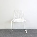 Begagnad matstol Leaf från Arper i vit färg. Mått: bredd 62,5 cm, djup 56 cm och höjd 83 cm. 