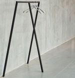 Begagnad klädhängare Loop från HAY i svart. Mått: höjd 150 cm, bredd 130 cm,  djup 65 cm. 