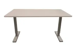Begagnat höj och sänkbart skrivbord med bordsskiva i vit med ett grått stativ. Mått: bredd 140 cm x djup 70 cm x justerbar höjd mellan 63 till 90 cm.   