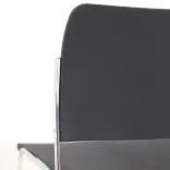 Begagnad konferensstol 40/4 från Howe med formpressad sits och rygg i svart, kromat stålunderrede. Mått: Höjd 75 cm, sitthöjd 44 cm, sittbredd 44 cm. 