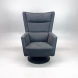 Begagnad fåtölj Apollo från Kinnarps i grått. Mått: Bredd: 76 cm, Djup: 70 cm, Höjd: 106 cm, Sitthöjd: 42 cm. 