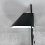 Begagnad svart YUH vägglampa från Louis Poulsen med justerbar skärm för optimalt ljusriktning. Mått: Bredd: 30 cm, Höjd: 62.5 cm. 