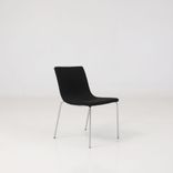 Begagnad konferensstol Bond från Offecct i svart, kromat stålunderrede. Mått: Mått: Längd: 40 cm, Bredd: 45 cm, Höjd: 77 cm, Sitthöjd: 44 cm. 