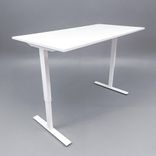 Begagnat höj- och sänkbart skrivbord i vitt. Mått: Bredd 160 cm, djup 800 cm och justerbar höjd 70 - 120 cm. 