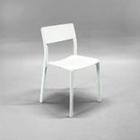 Begagnad stol från IKEA, modell Janinge. I vit färg. Mått bredd 50 cm, djup 46 cm, höjd 76 cm och sitthöjd på 44 cm. Tillverkad i slitstark förstärkt propylenplast och kan staplas.