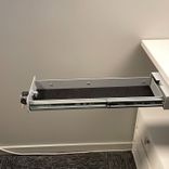 Begagnad Götessons pennlåda i ljusgrå färg erbjuder en smidig utdragsfunktion och säker låsanordning. Perfekt för effektiv organisering av kontorsmaterial. Bredd: 14 cm, Djup: 40 cm, Höjd: 5.1 cm.