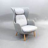 Begagnad fåtölj Ro JH2 från Fritz Hansen i ljusgrått med ben i ek. Mått: bredd 80 cm, djup 97 cm, höjd 113 cm, sitthöjd 43 cm. 