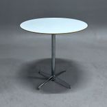 Begagnat barbord X-bone från Johanson Design. Rund vit skiva med fasad kant och kromat pelarstativ i x-form. Mått: Diameter 900 mm, Höjd 90 cm. 