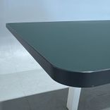 Begagnat konferensbord Collaborate från EFG med mörkgrön bordsskiva, vita A-formade ben. Mått: Bredd 220 cm, djup 90 cm, höjd 72 cm.  