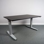 Begagnat höj- och sänkbart skrivbord Serie T från Kinnarps. I svart med silvriga ben. Mått: Bredd 120 cm, Djup 80 cm, Höjd justerbar från 61.5 till 128 cm. 