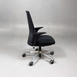 Begagnad svart kontorsstol Futu från HÅG med hög rygg, armstöd, silverfärgat underrede. Sitthöjd 40–55 cm. 