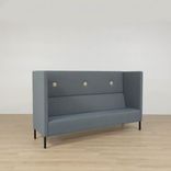 Begagnad soffa med hög rygg Mute från Mitab i blått tyg. Mått: Totalhöjd: 130 cm, Sitthöjd: 46 cm, Totalbredd: 223 cm. 