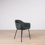Begagnad konferensstol Harbour Dining chair från Audo Copenhagen i mörkgrönt. Ben i pulverlackerat stål. Mått: bredd 59 cm, höjd 79 cm, djup 52 cm, sitthöjd 46 cm. 