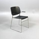 Begagnad stol från Offecct. Modell Lite i svart färg, i träfanér och kromstativ. Med armstöd.  Mått: Bredd 51 cm x Djup 54 cm x Höjd 78 cm, Sitthöjd 45 cm.