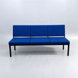Begagnad soffa Reform från Johanson Design i blått med svarta ben. Mått: Bredd 180 cm, djup 65 cm och sitthöjd 46 cm.