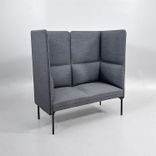 Begagnad soffa med hög rygg Senso från Fora Form i grått med svarta ben. Mått: Bredd 132 cm, Djup 66 cm, Höjd 120 cm, Sitthöjd 46 cm. 