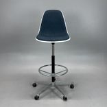 Begagnad stol med hjul Eames Plastic Side Chair PSCC från Vitra. Med blå klädsel, vit sitsskål och kromat underrede. Mått: Justerbar sitthöjd 74 - 86 cm.