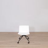 Begagnad stol med hjul Catifa 46 Trestle Swivel från Arper i vitt med svarta ben. Mått: Mått: Höjd: 48 cm, Rygg: 47x30 cm, Sits: 53x37 cm. 