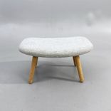 Begagnad fåtölj Ro JH2 från Fritz Hansen med AAL03 fotpall från HAY, i grått tyg och ben i ek. Mått: Fåtölj: bredd 80 cm, djup 97 cm, höjd 113 cm, sitthöjd 43 cm. 