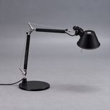 Begagnad skrivbordslampa Tolomeo Micro från Artemide i svart. Mått: Bredd 45–69 cm, höjd 37–73 cm. 