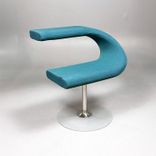 Begagnad fåtölj Innovation C från Blå Station i turkos med stativ i silver. Mått: bredd 70 cm, djup 65 cm, höjd 75 cm, sitthöjd 48 cm. 