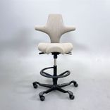 Begagnad kontorsstol Capisco 8106 med sadelsits från HÅG i beige tyg. Mått: Sitthöjd justerbar från 60 till 85 cm. 
