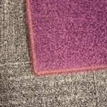Begagnad lila matta med mått: bredd: 300 cm, djup: 250 cm. Perfekt för vardagsrum eller kontor där den ger en elegant touch samtidigt som den skapar en bekväm atmosfär.