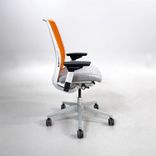 Begagnad kontorsstol från Steelcase modell Think i färgen orange/grå. Meshrygg, armstöd. Mått: Sitthöjd justerbar från 41 till 53 cm. 