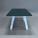Begagnat konferensbord Collaborate från EFG med mörkgrön bordsskiva, vita A-formade ben. Mått: Bredd 220 cm, djup 90 cm, höjd 72 cm.  