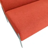 Begagnad soffa Intro från Molunden i orange tygklädsel och grått stativ. Rak modell. Mått: Höjd 77 cm x Bredd 131 cm x Djup 74 cm med sitthöjd 47 cm.  