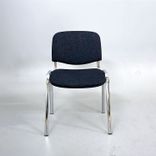Begagnad konferensstol Azteca från Skafab med grå klädsel, svart rygg, kromade ben. Mått: Bredd 52,5 cm, djup 55 cm, höjd 83 cm, sitthöjd 47 cm. 
