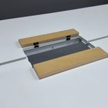 Begagnat projektbord Piece från Edsbyn i vitt med kabellucka i ask. Mått: bredd 210 cm, djup 124 cm och höjd 110 cm. 