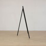 Begagnad klädhängare Loop från HAY i svart. Mått: höjd 150 cm, bredd 130 cm,  djup 65 cm. 