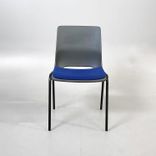 Begagnad grå stol från RBM, modell Ana 4340S. I grått med sittdyna i blått, på svarta ben. Bredd är 49 cm och höjd 83 cm.