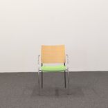 Begagnad konferensstol Spira från Lammhults med grön sits. Mått: Längd 83 cm, Sittbredd 41 cm, Sitthöjd 46 cm. 