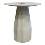 Begagnat matbord från Viccarbe, modell Burin. I beige. Rund bordsskiva. Mått höjd 73 cm, bredd 70 cm, djup 70 cm. 