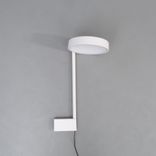 Wästberg vägglampa i modell Pastille w182. Vägglampan har en diameter på 17 cm och höjd på 42.7 cm. Roterbart lamphuvud och en smidig dimmerfunktion styrs genom knappen högst upp på armen. Färg Soft white.