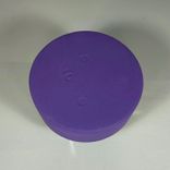 Begagnad rund sittpuff från Johanson Design, modell U-sit-O-70 i lila färg. Mått: Diameter på 70 cm och höjd på 42 cm. Klädselns färg är lila med ben i krom.