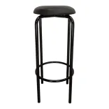 Begagnad barstol, modell Cherrio. Rund sits av konstskinn, helt i svart färg. Med fotstöd. Mått: Höjd 82 cm, Bredd 37 cm, Djup 37 cm. 