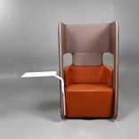 Begagnad fåtölj med hög rygg Podseat från Martela i brun/orange färg med vitt bord. Mått: Bredd 70 cm x Djup 65 cm x Höjd 126 cm. 