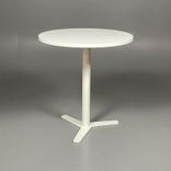 Begagnat runt cafébord från Offecct, modell Propeller. I vitt. Diameter 70 cm, Höjd 72 cm. 