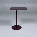 Begagnat laptopbord Nero från EKV i vinröd färg. Mått: bredd 33 cm, djup 45 cm och höjd 64 cm. 