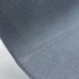 Begagnad fåtölj Bond från Offecct. I grått tyg med ett kromat kryssunderrede. Mått: bredd 68 cm, djup 67 cm och höjd 69 cm. 