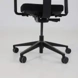 Begagnad kontorsstol James från Martela i svart. Mått: Sitthöjd 46–58 cm, sittbredd 46 cm och sittdjup 44 cm. 