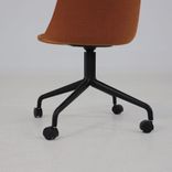 Begagnad stol med hjul Harbour Side Dining Chair från Audo Copenhagen i Ljusbrunt med svart stativ. Mått: Höjd: 80 cm, Längd: 50 cm, Bredd: 42 cm, Sitthöjd: 43 cm. 