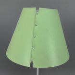 Begagnad bordslampa Costanza från Luceplan i grönt med stativ i satinborstat aluminium. Mått: Bredd 40 cm, höjd 80 cm. 