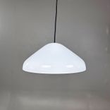 Begagnad taklampa Pao från HAY i vitt med blank skärm. Mått: Diameter 35 cm och höjd 14,5 cm. 