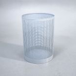Begagnad miljösortering från FG, modell SQ. I grå perforerad stålplåt med pulverlackerat finish. Mått: 30 cm i diameter och höjd 42 cm. 