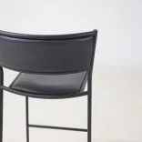 Begagnad barstol Jig från Massproductions i svart. Mått: Sitthöjd 74 cm, höjd 99 cm, sittbredd 40 cm och sittdjup 40 cm. 